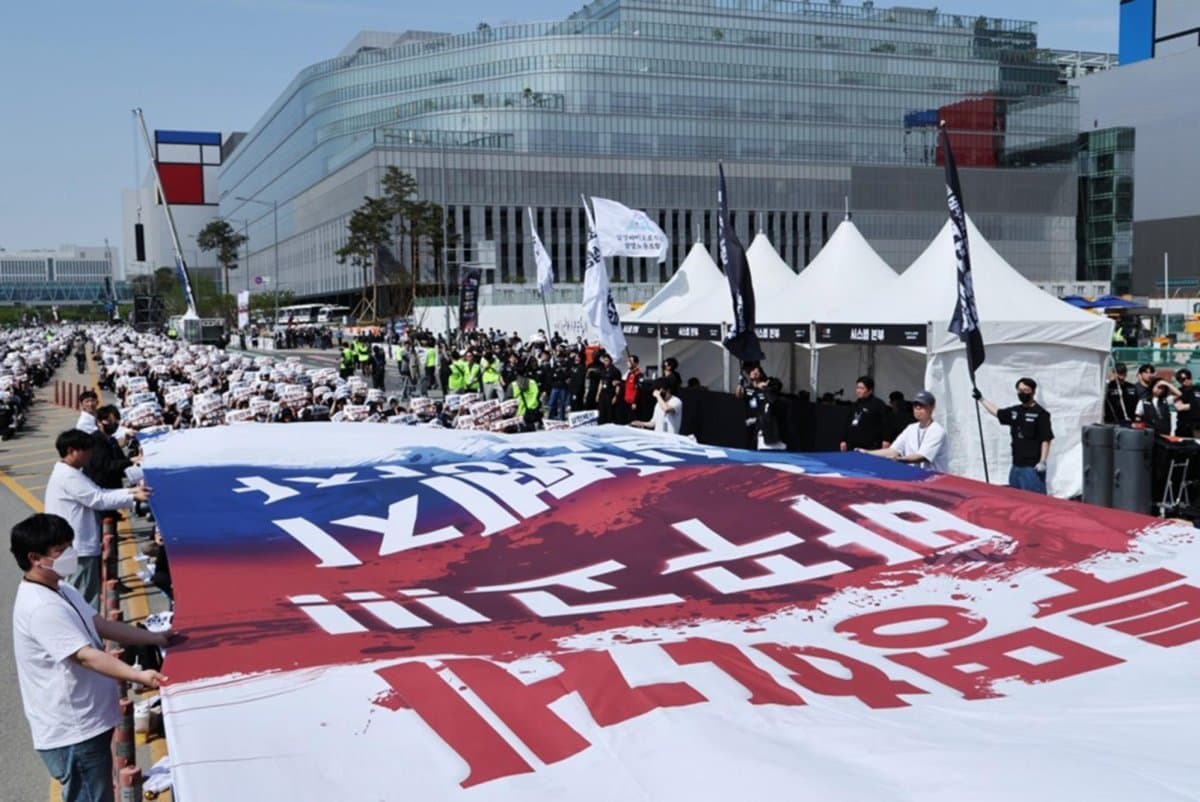 Samsung labor split deepens as unions break wage bargaining front