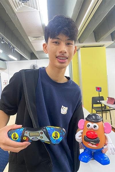 Singapore speedcuber Calen Seah sets Mr. Potato Head assembly record