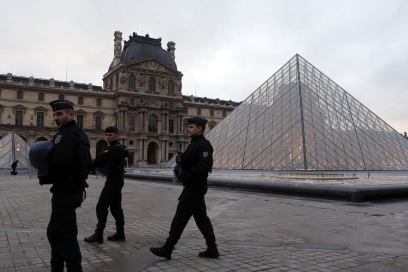 Louvre Staff Vote to Strike, Museum Closed Monday