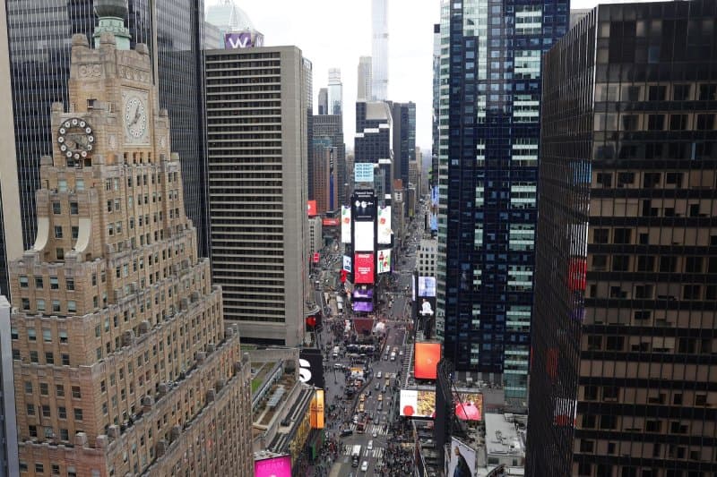 New Year Crowds Trigger Rail Delays and Heightened City Security