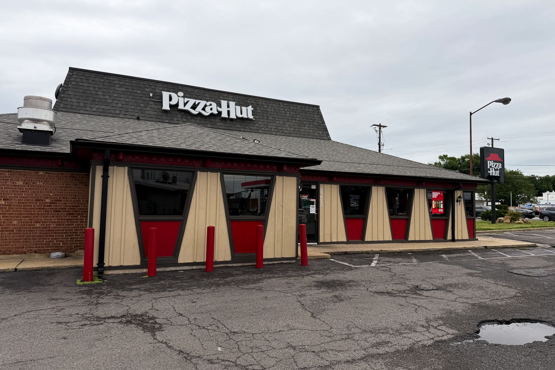 Oxon Hill’s retro Pizza Hut stirs nostalgia, with a twist