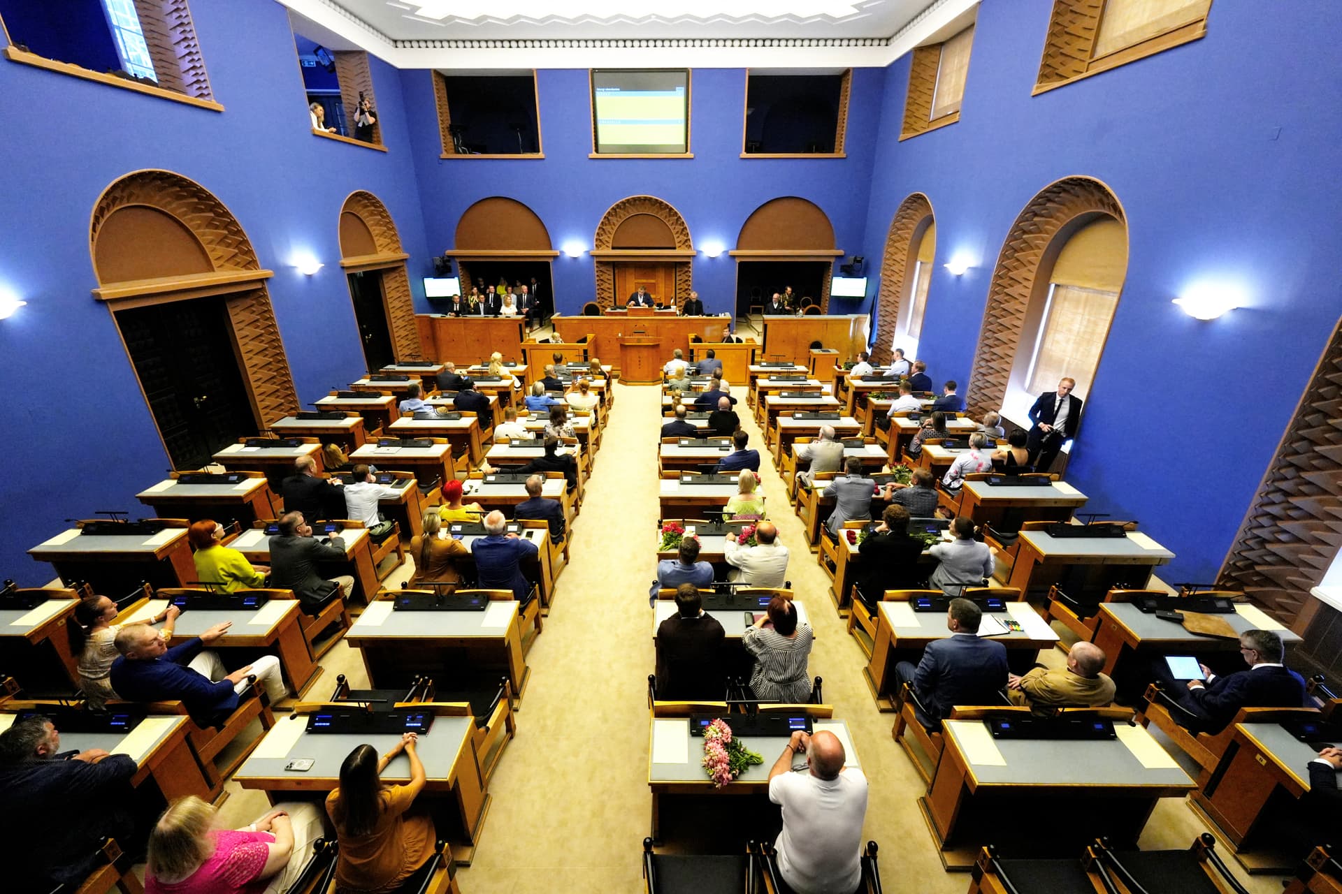 Estonia government loses parliamentary majority after two MPs defect