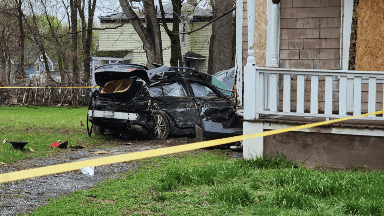 20-year-old dies after car crashes into vacant Syracuse house