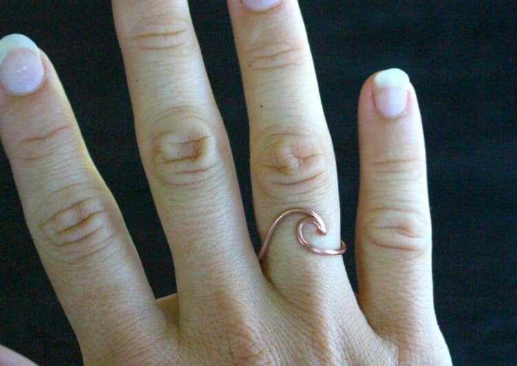 Simple Wire-Bending Techniques Create Elegant Minimalist Wave Rings at Home