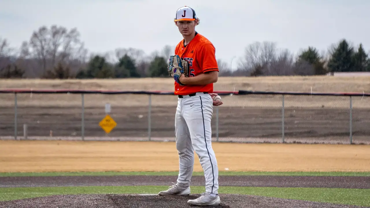 Jimmies split doubleheader with Bemidji State after late rally, early deficit