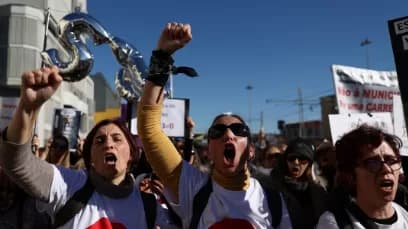 Thousands of teachers march in Lisbon over pay and stalled careers
