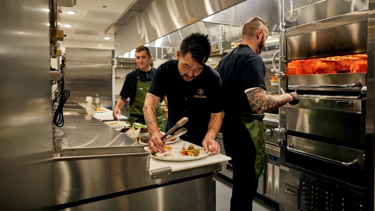 Restaurant workers face paycheck pressure, report links pay to retention