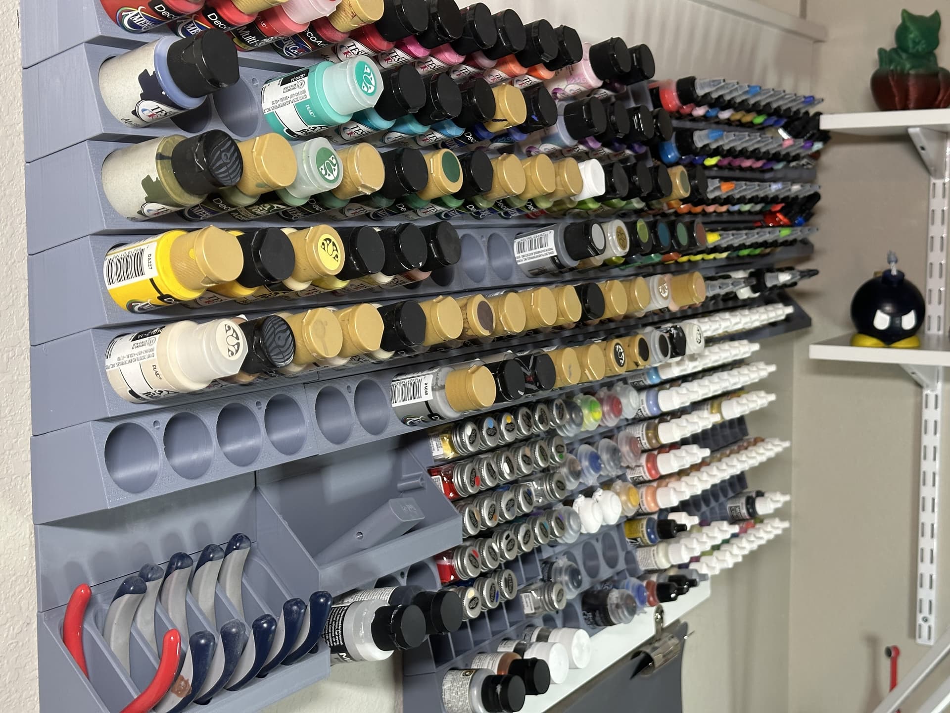 Modular 6-Bottle 3D-Printed Paint Organizer Uses Dovetail Snapping Racks