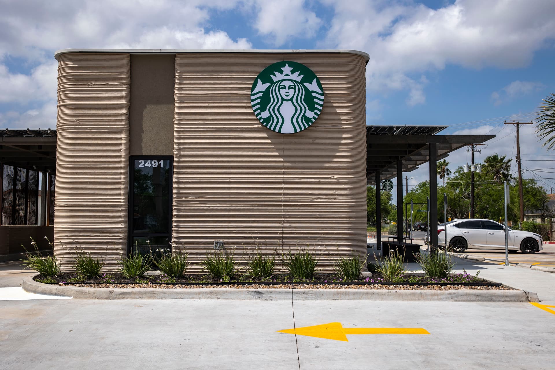 Starbucks sees smaller stores driving 5,000 more U.S. openings