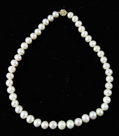 Single-Strand Pearl Necklace With 14K Gold Clasp Heads to Kaminski Auctions