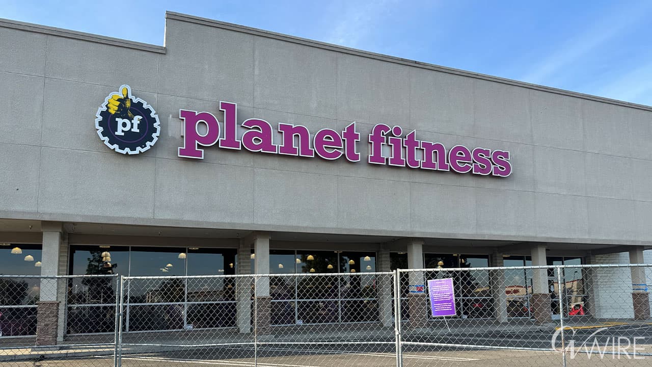 Clovis Closes Planet Fitness on Shaw Ave. Over Unsafe Building Entryway