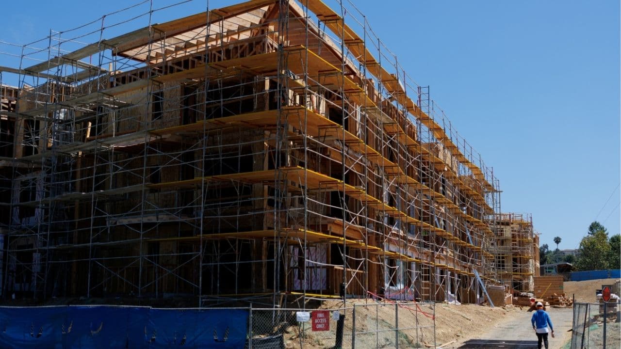 U.S. construction spending rises 0.4% in April, tops expectations
