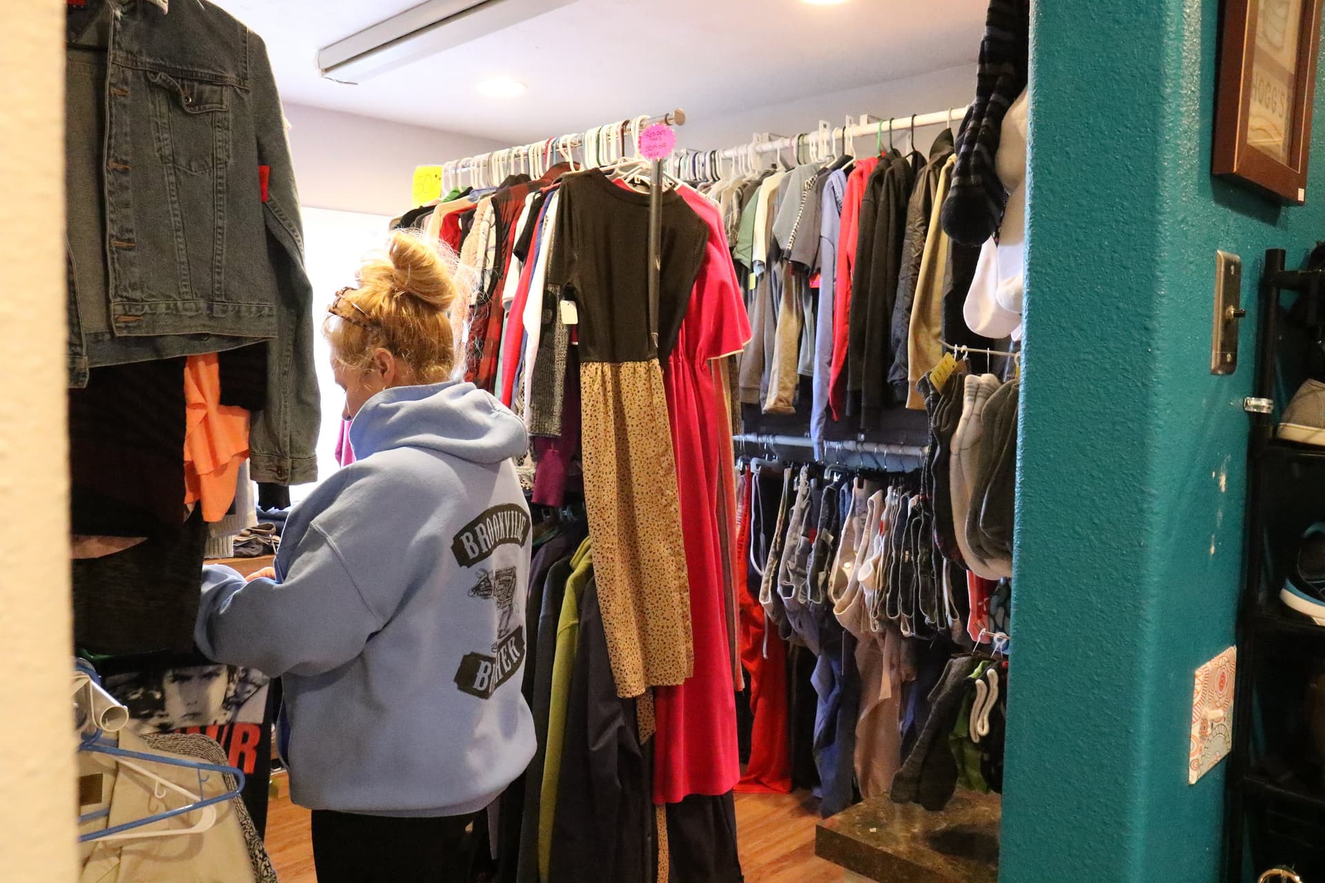 Dalton Gardens Thrift Boutique Draws Repeat Shoppers With Bright Pink Sign