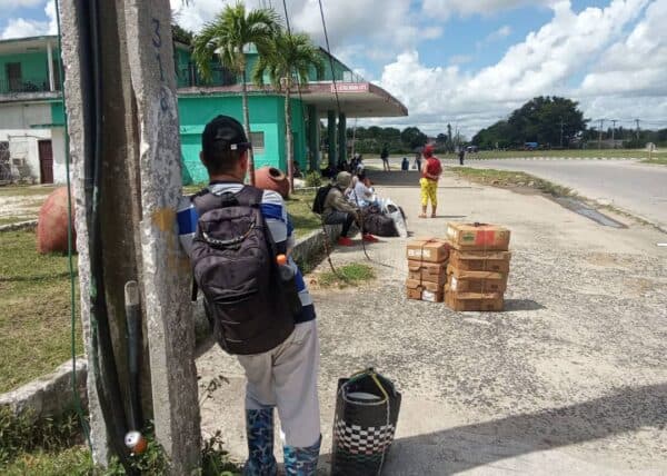 Cuba’s transport collapse turns bus terminals into markets, fares soar