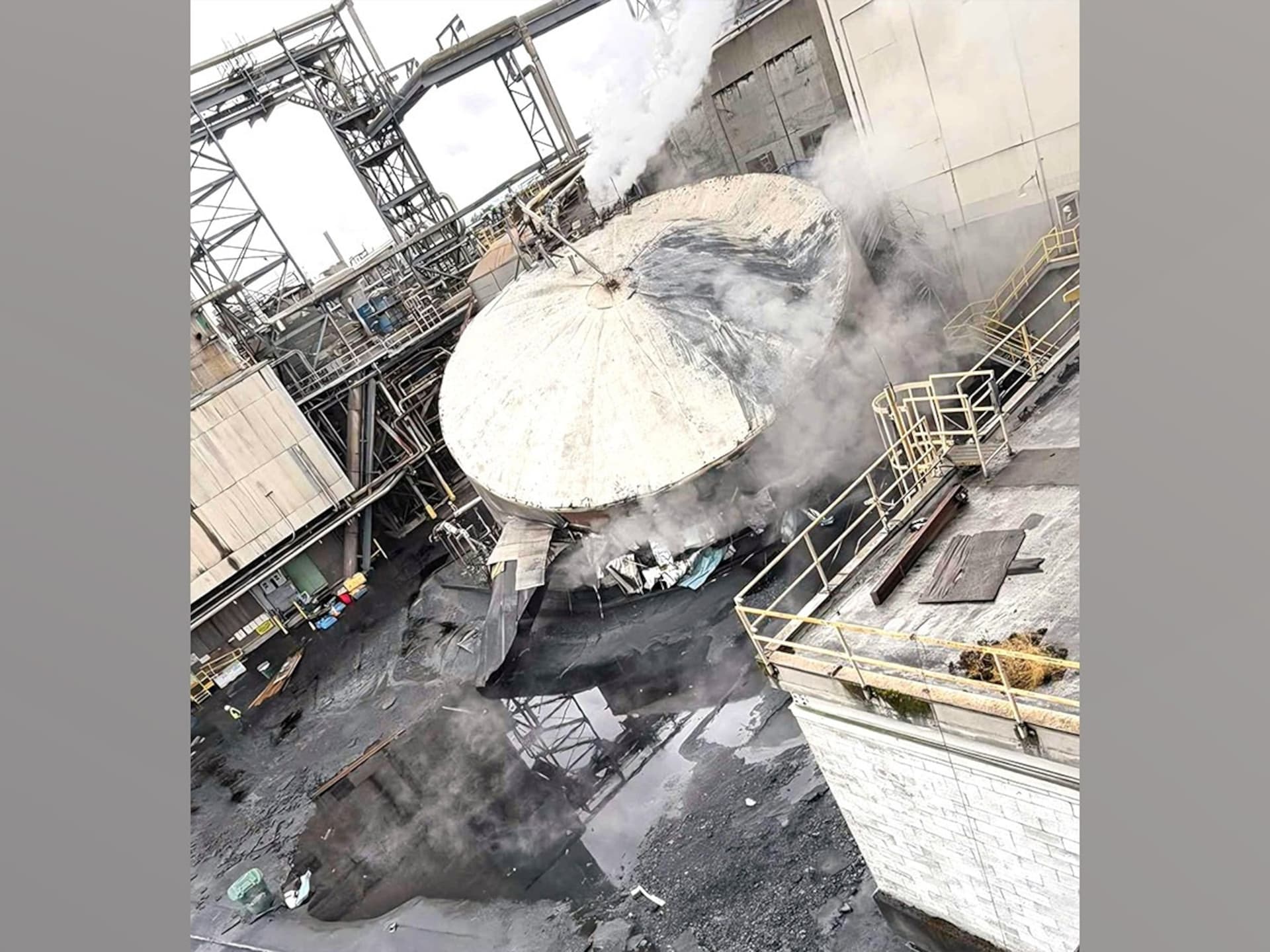 1 dead, 9 missing after chemical tank ruptures at Washington mill