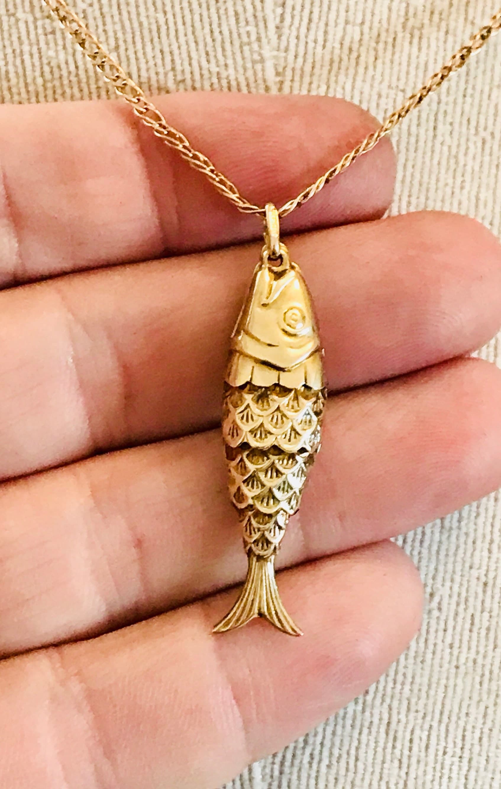 Elizabeth Wahler’s gold fish pendants raise funds for Oceana