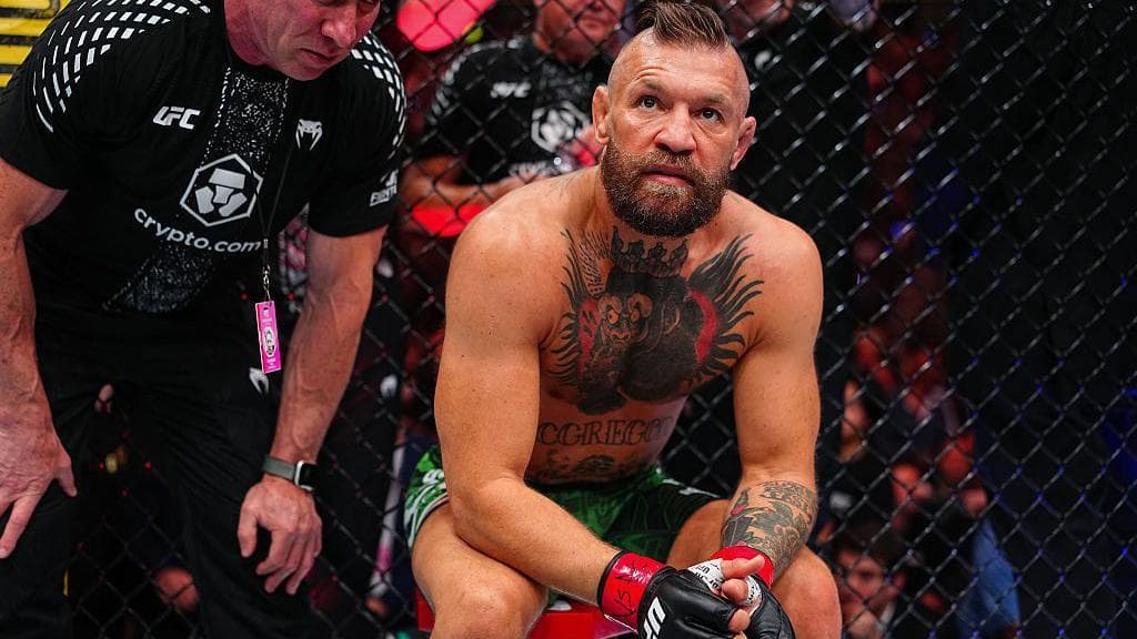 McGregor suffers knee injury in UFC comeback, Holloway wins by stoppage