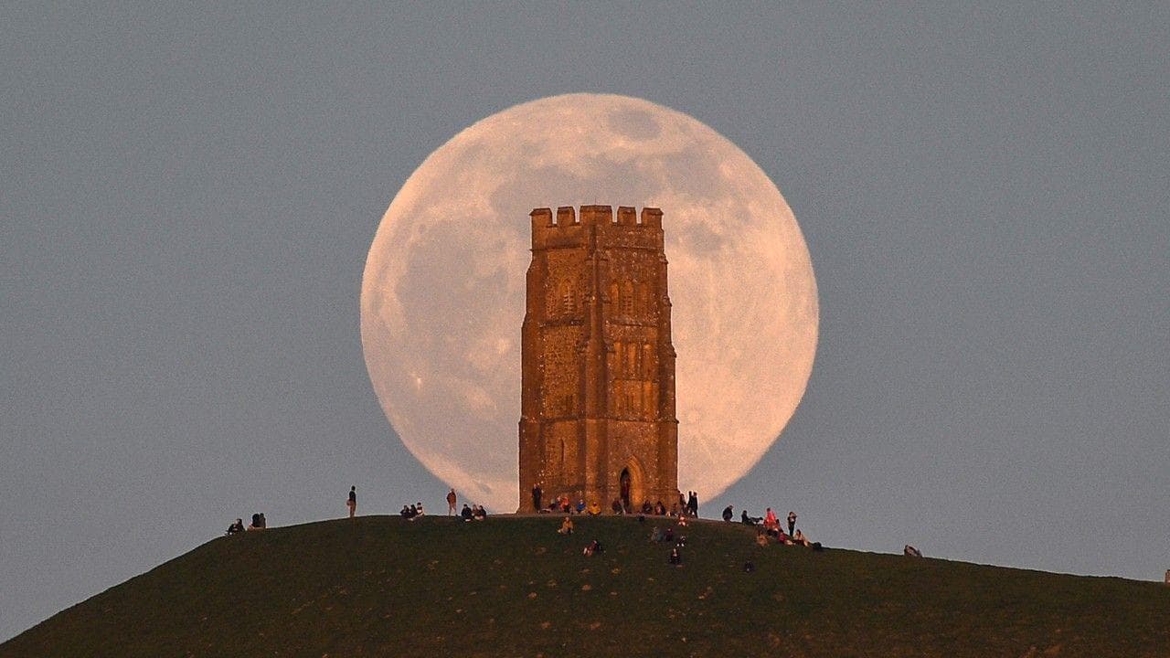 April's Full Pink Moon Rises April 1, How to See It