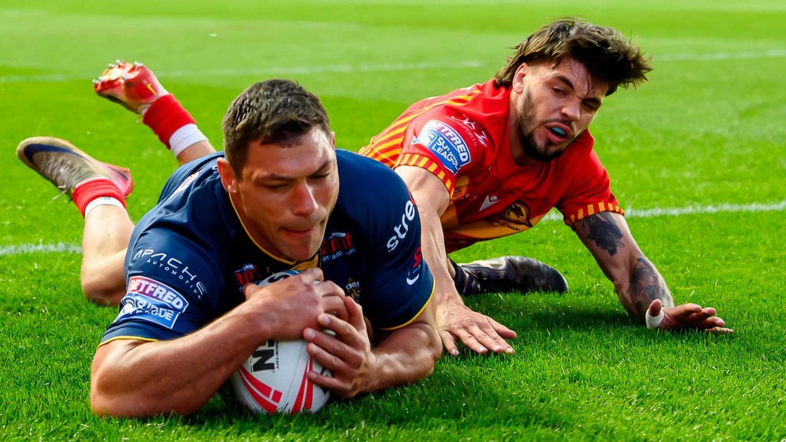 Leeds Rhinos crush Catalans 46-4 to stay top of Super League