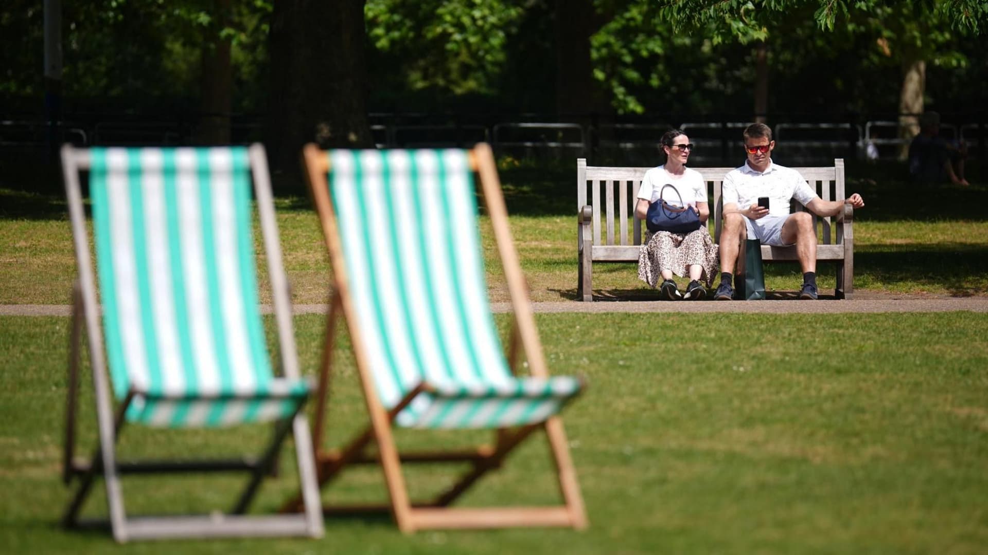 UK issues first amber heat alert of 2026 as temperatures soar