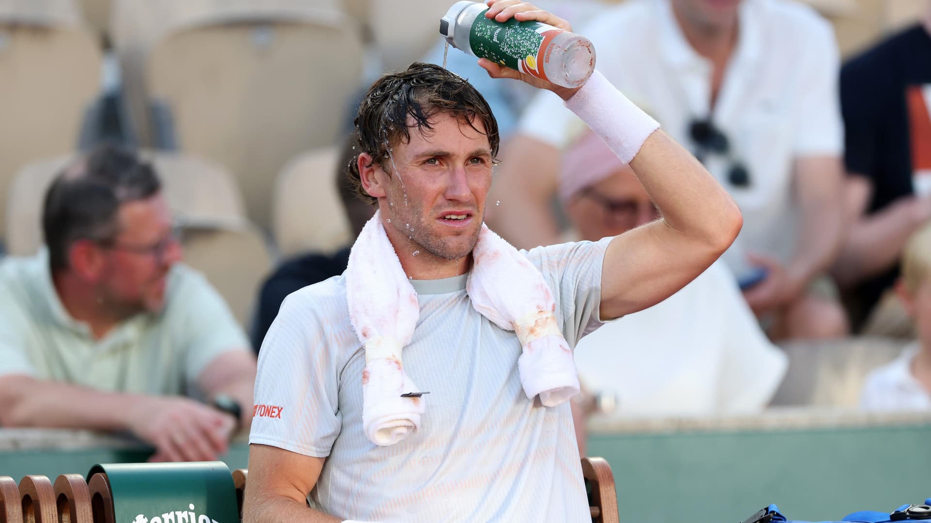 Ruud survives brutal Paris heat to reach French Open second round