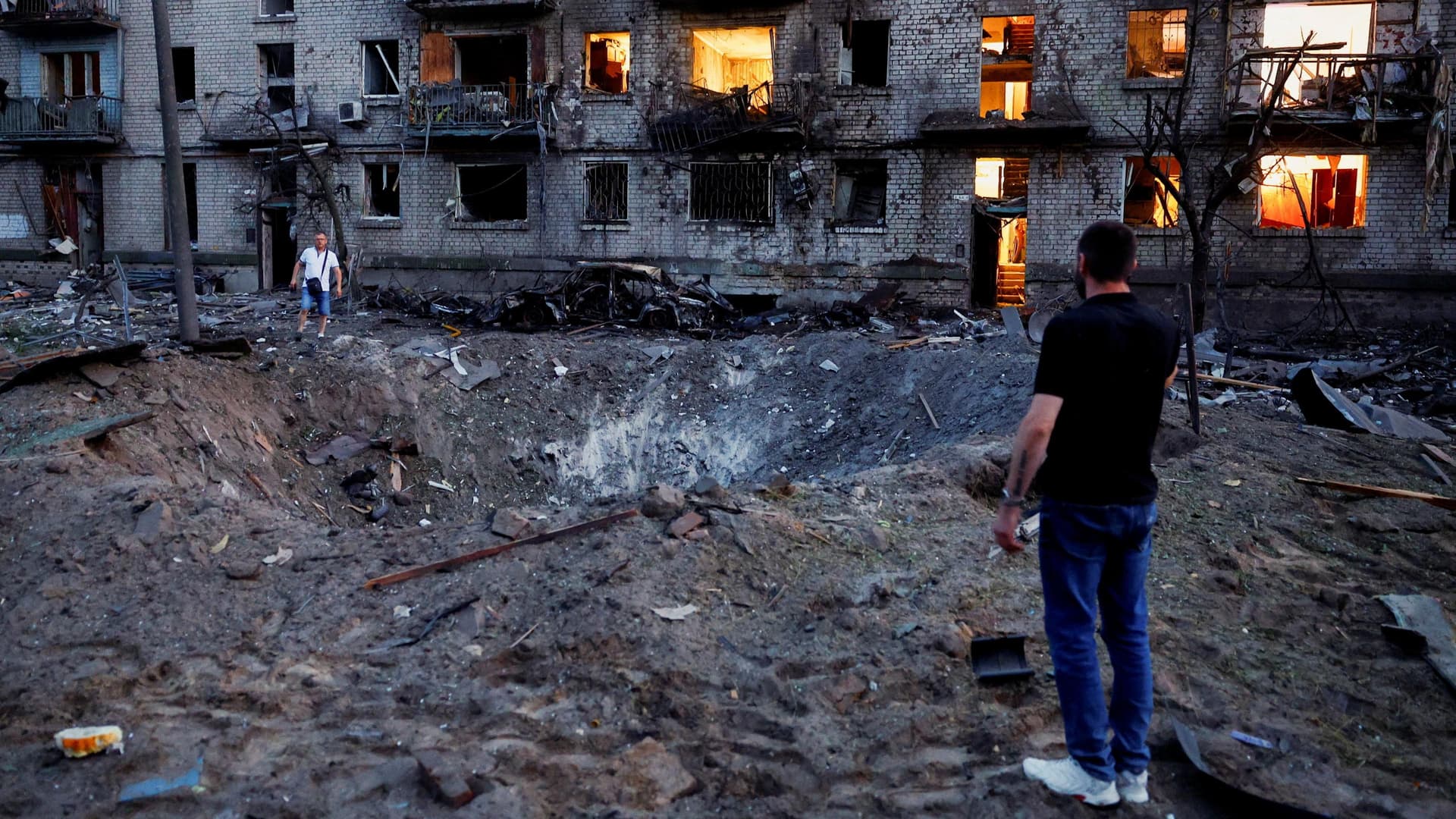Russia pounds Kyiv after Zelensky warns of massive strike