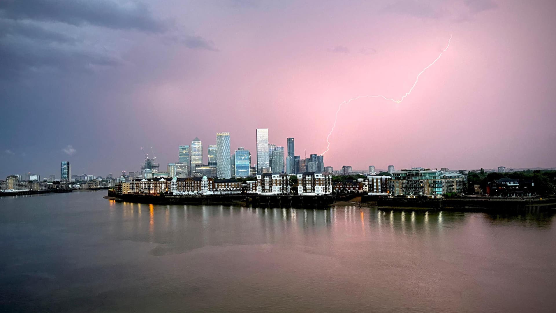 Met Office warns of 40C heat as lightning storms hit southern England