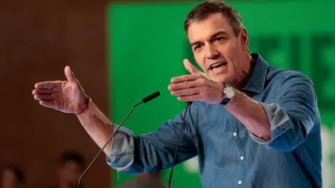 Spain's Sánchez fights for survival as corruption probes widen