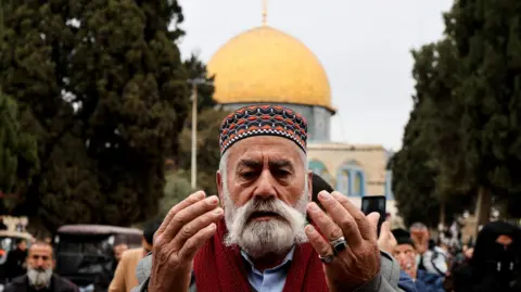 Israeli nationalists test al-Aqsa status quo with prayer visits