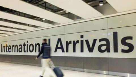 UK net migration falls to lowest level since early 2021