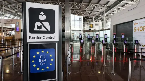 Wizz Air urges passengers to arrive three hours early amid queue delays