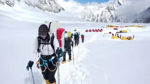Delayed Everest route raises safety fears for crowded summit season