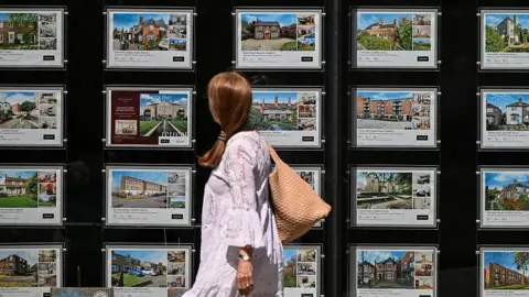 UK plans earlier binding home sales to cut delays and costs