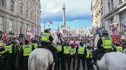 Met police deploy 4,000 officers to keep rival protests apart