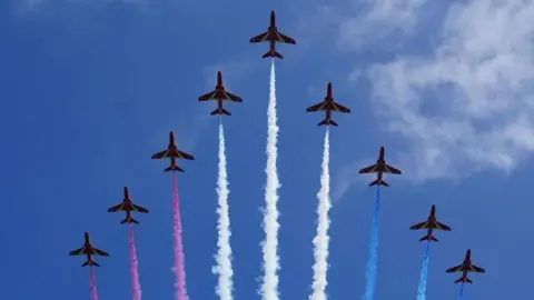 Red Arrows cut display formations to seven aircraft to save ageing fleet