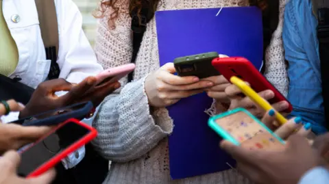 Starmer bold action on child online safety rules