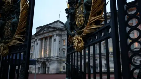 Epstein aide says she dined with Andrew at Buckingham Palace