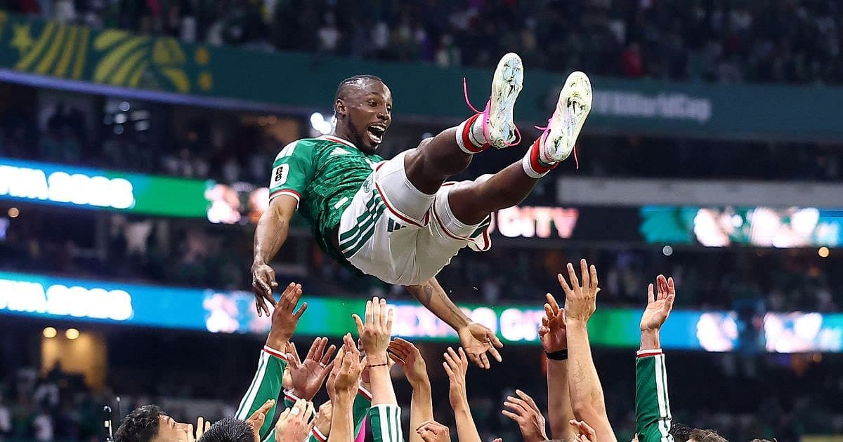 Quiñones stars as Mexico beats Ecuador to reach World Cup knockout stage