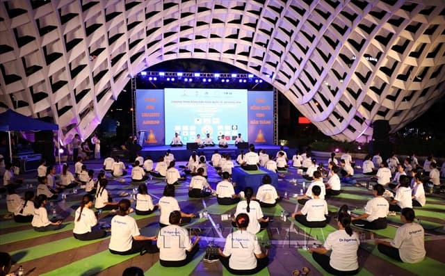 Da Nang marks International Yoga Day with mass waterfront performance