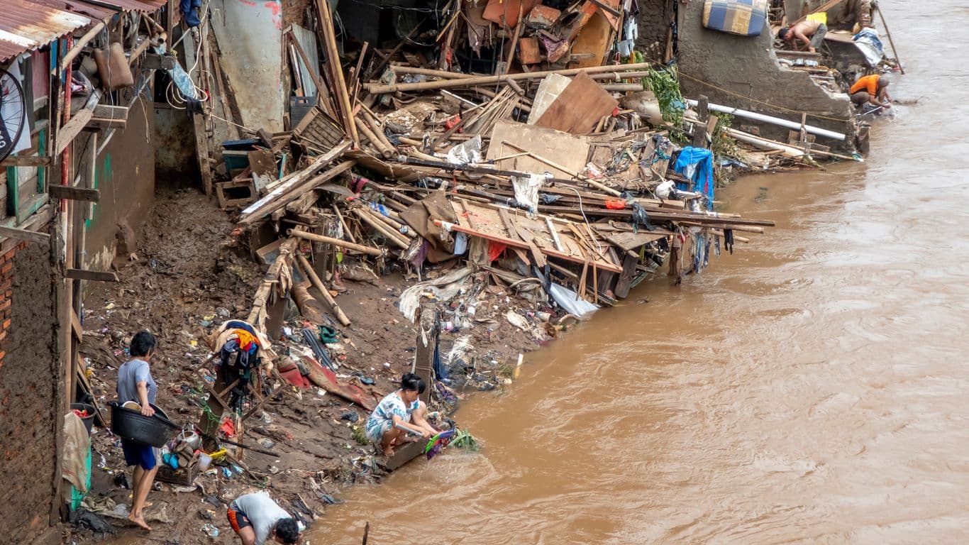 Indonesian floods and landslides kill over 700, rescue efforts intensify