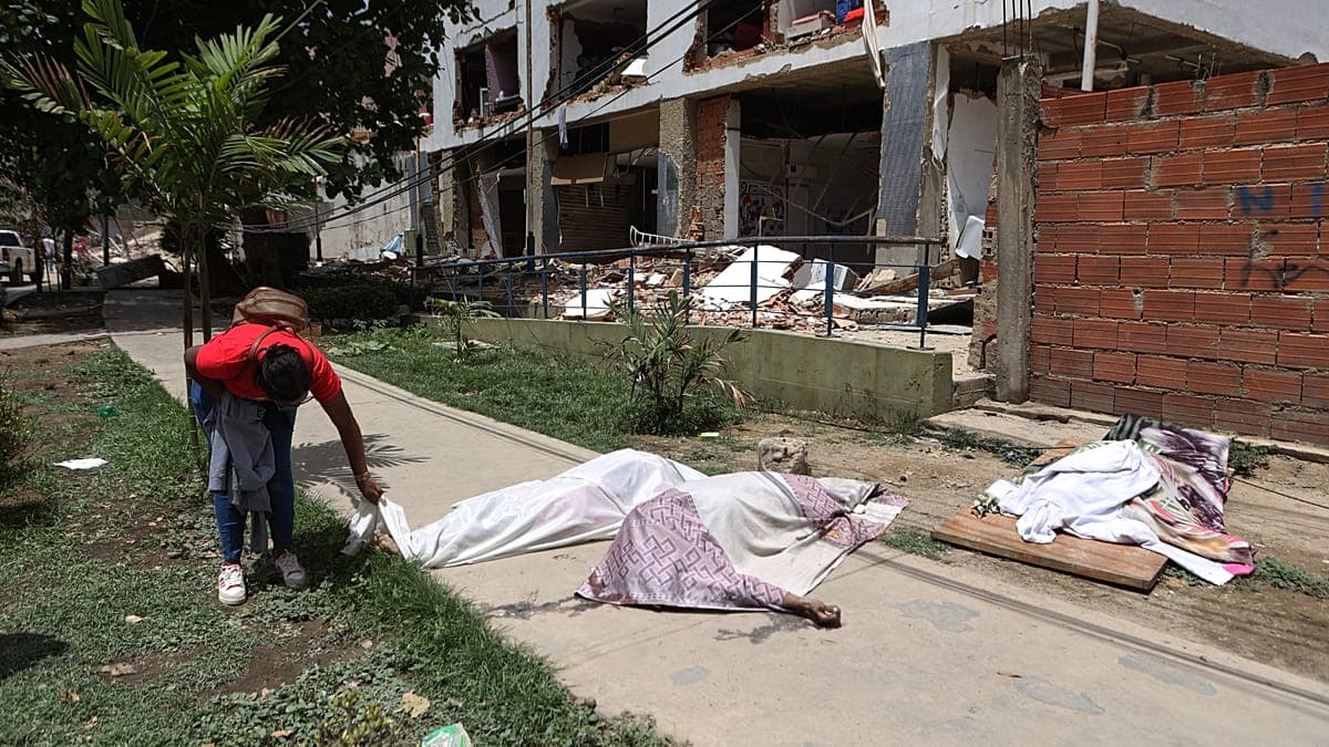 Venezuela earthquake death toll tops 500 as rescuers search ruins