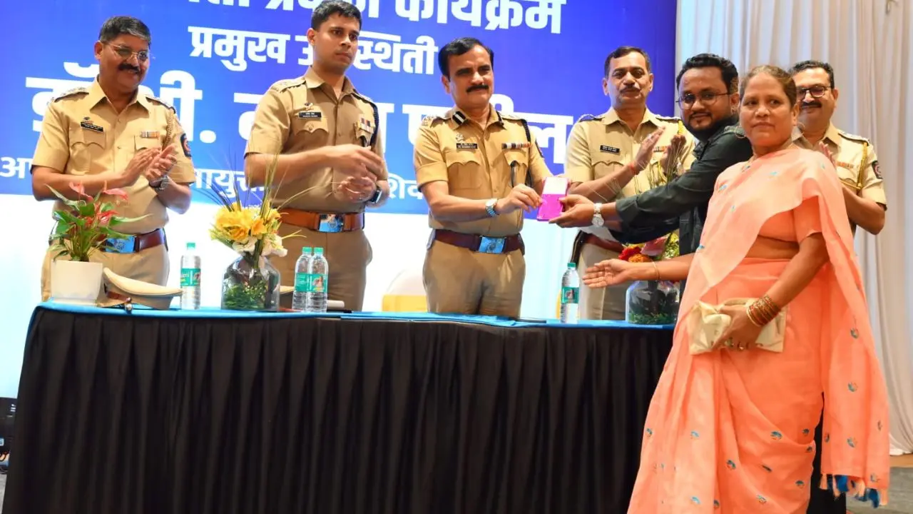Mumbai Police Return Gold Ornaments, Phones Worth Rs 2.12 Crore to Owners