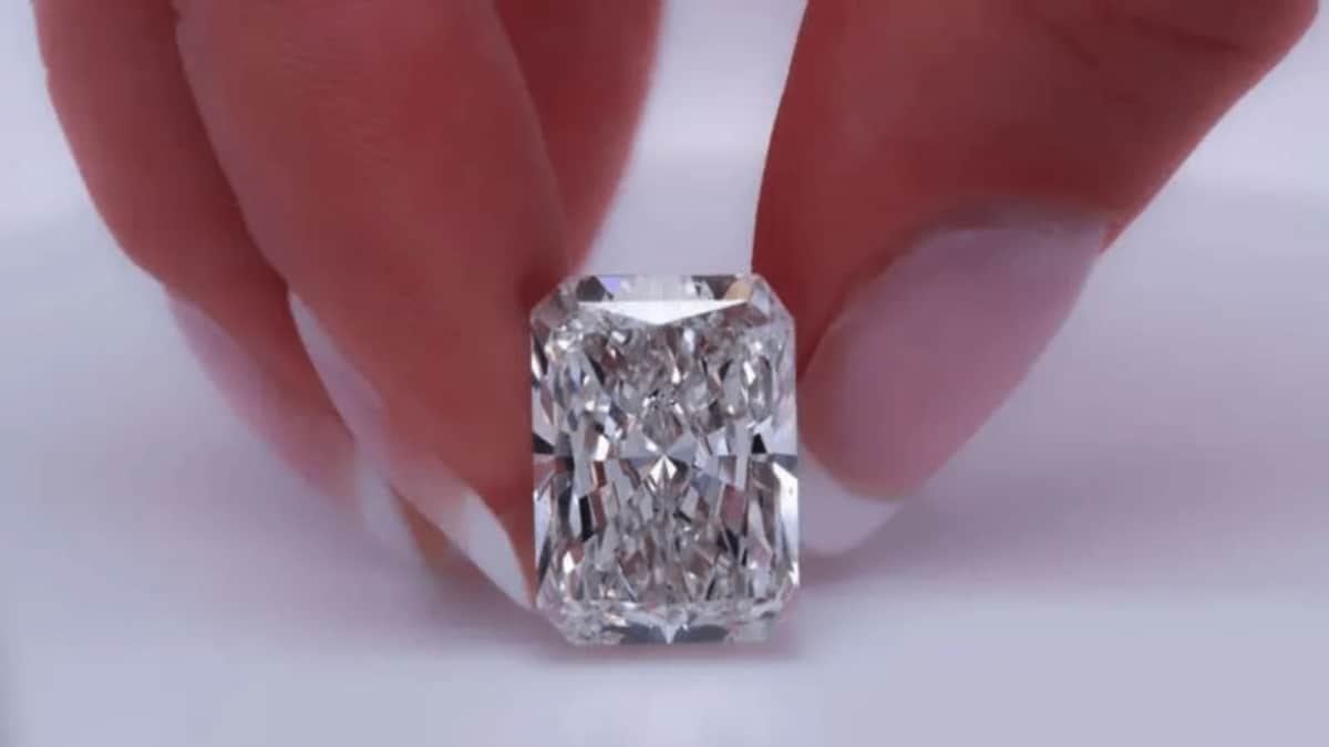 Women’s Day 2026 Jewellery Trends Embrace Everyday Minimal Rings and Symbolic Pendants