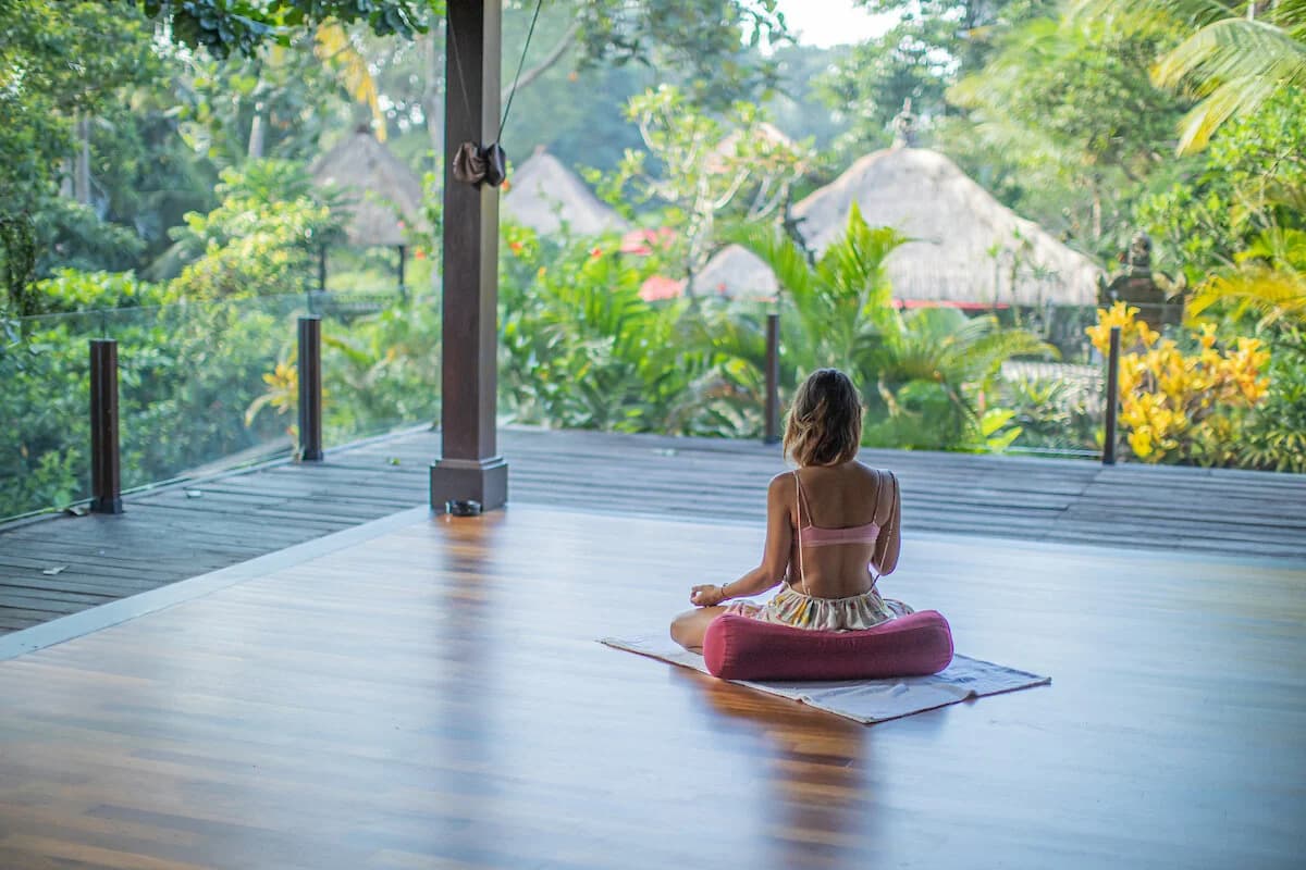 Plan a Self-Guided Yoga Mini-Retreat: Curated Airbnb Stays, Itineraries, Tips