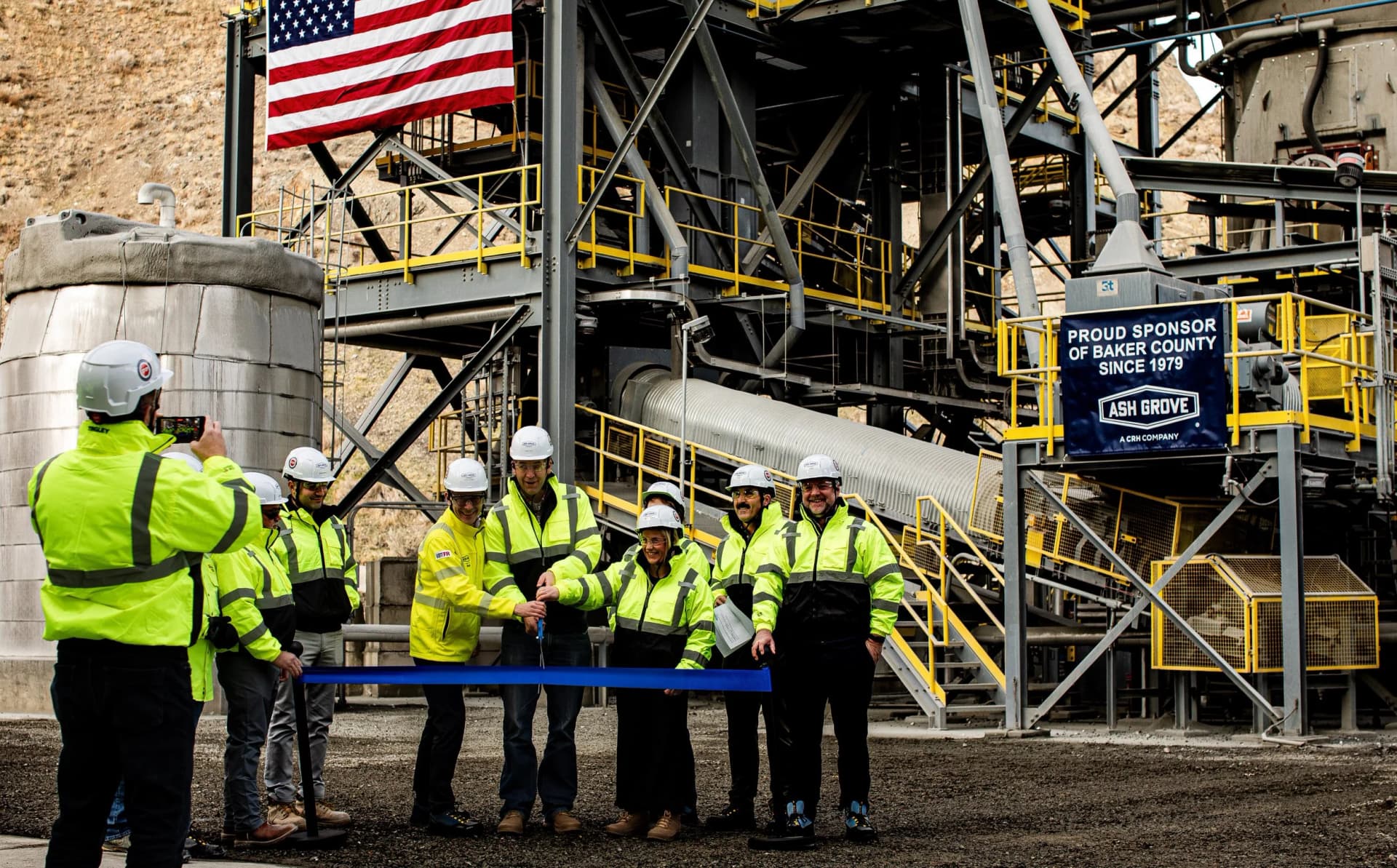 Ash Grove Opens New Finish Mill at Durkee Plant, Expands Capacity