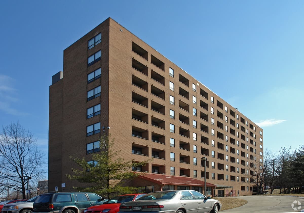Baltimore police investigate shooting at Southwest Baltimore apartment complex
