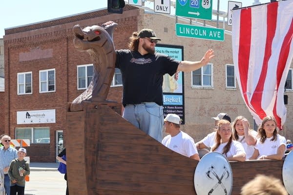 Fergus Falls welcomes home American Idol finalist Chris Tungseth