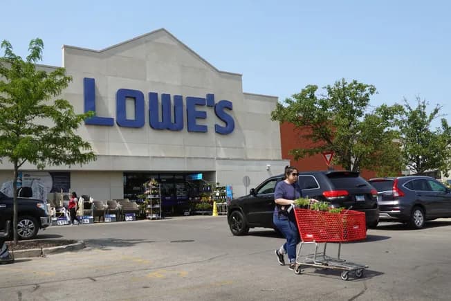Lowe’s AI tools boost sales and stores, a lesson for Big Lots workers