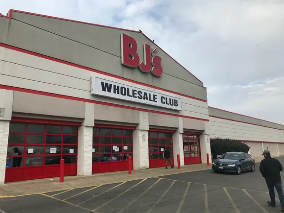 BJ’s cuts prices with tariff refunds, widening pressure on Dollar General