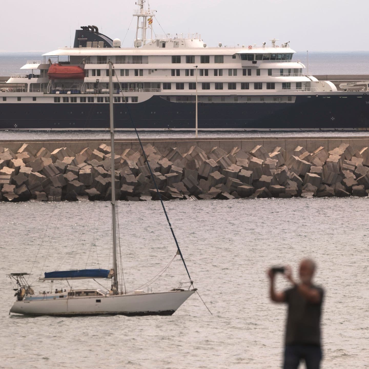 Doctor’s hantavirus test turns negative after cruise ship outbreak scare
